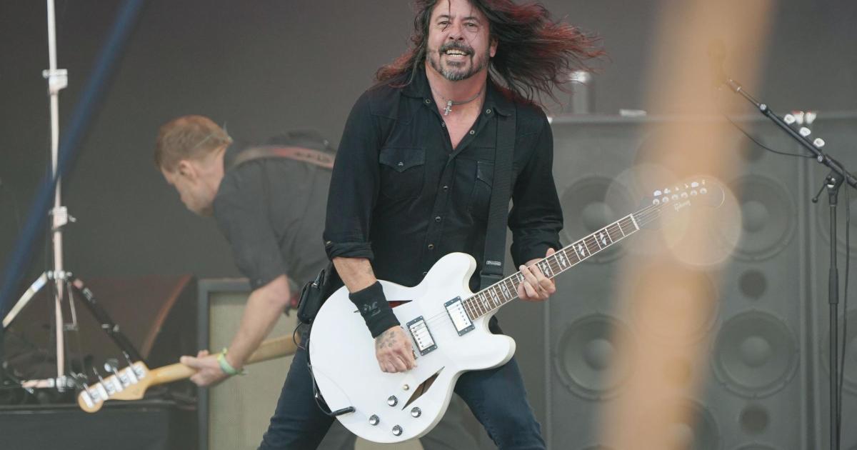 Foo Fighters dedicate last song of surprise Glastonbury set to Taylor Hawkins - Vimarsana News